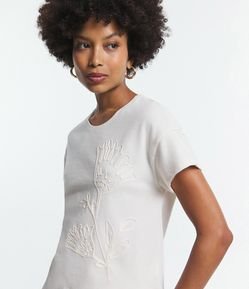 Blusa Manga Curta em Meia Malha com Bordado Floral