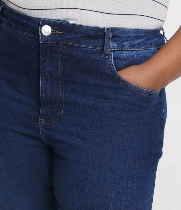 Calça Mom Jeans com Tachinhas Laterais Curve & Plus Size Azul 4