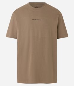 Camiseta Relaxed em Meia Malha com Estampa em Relevo Keep the Mistery