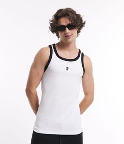 Regata Regular em Ribana com Bordado de Caveira e Detalhes Contrastantes