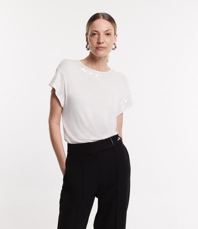 Blusa em Viscose com Detalhes de Paetê na Manga e Gola Menor preço em Blusa em Viscose com Detalhes de Paetê na Manga e Gola