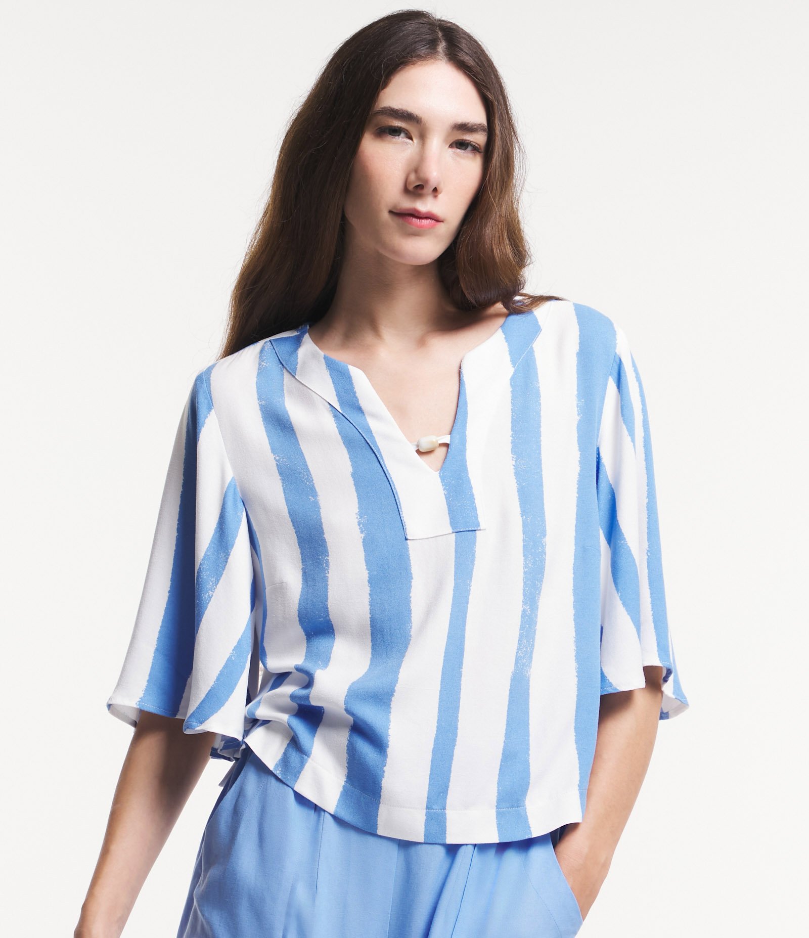 Blusa Manga Evasê em Viscose com Listras Irregulares Azul/Off White 1