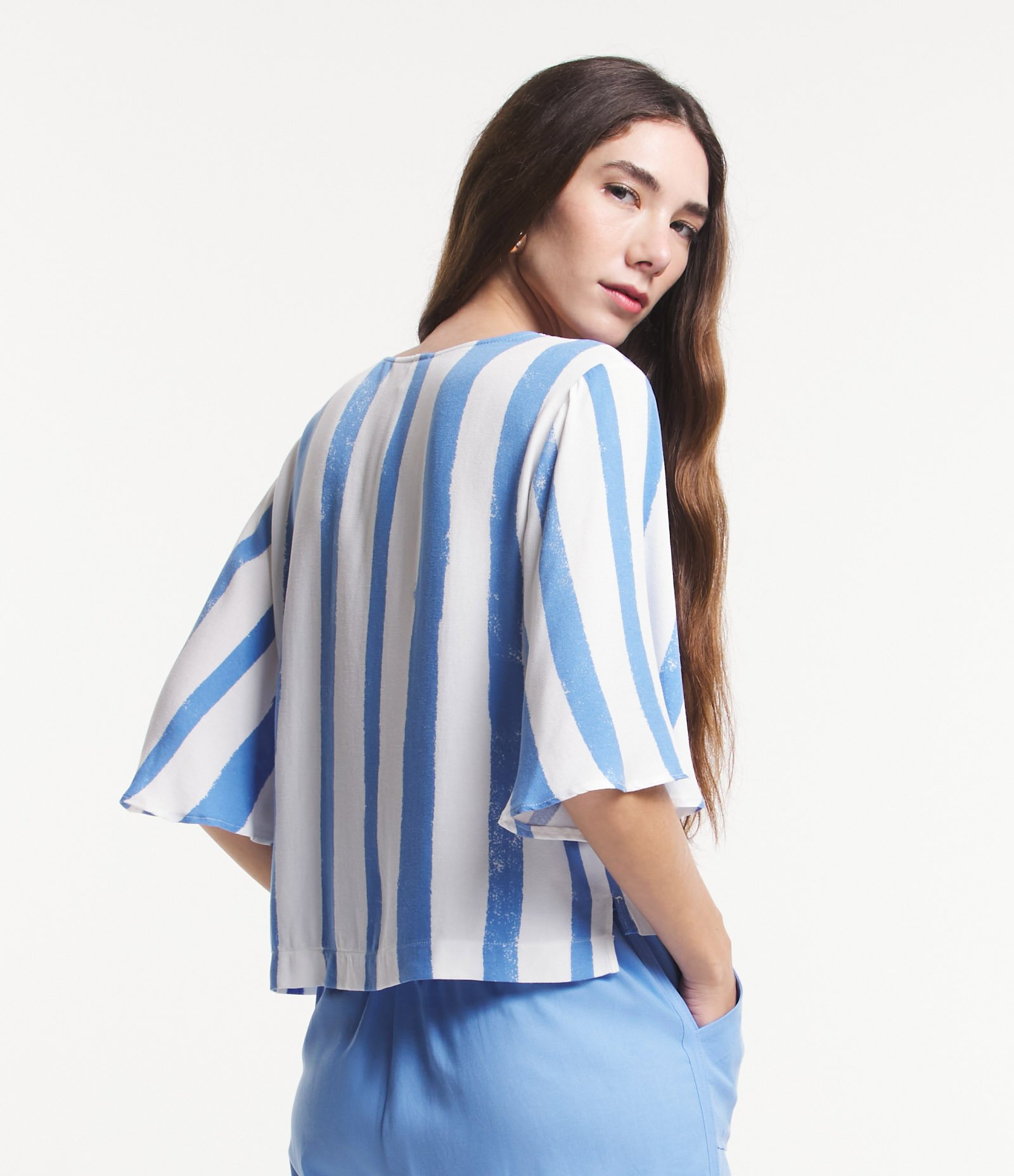 Blusa Manga Evasê em Viscose com Listras Irregulares Azul/Off White 3