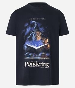 Camiseta Regular em Algodão com Estampa de Mago e Lettering