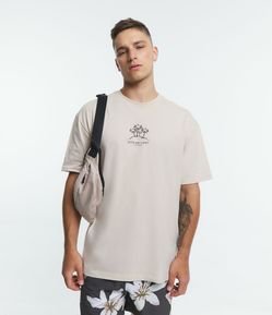 Camiseta Relaxed Malhão com Estampa Minimalista de Coqueiros e Lettering em Relevo
