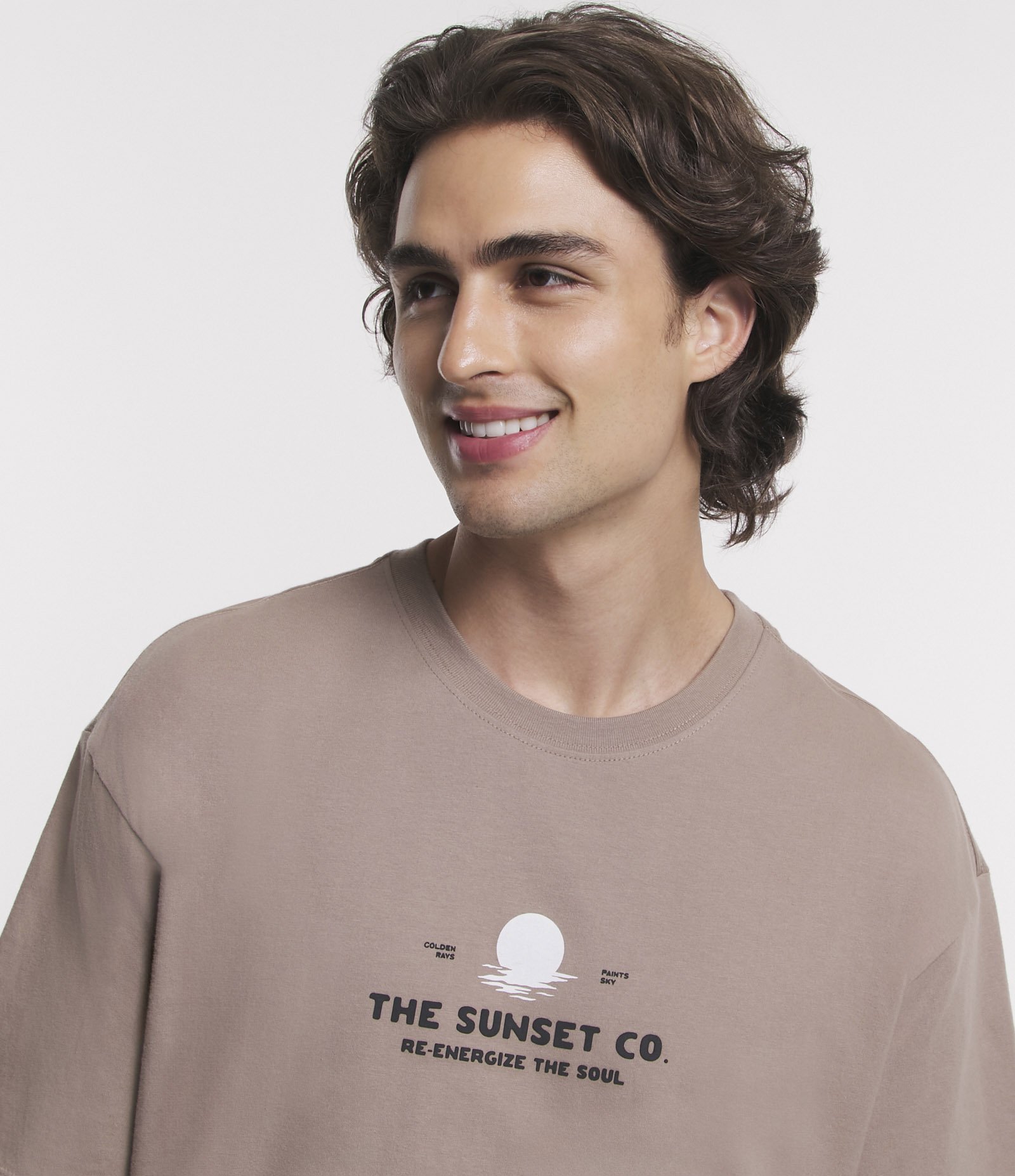 Camiseta Relaxed em Meia Malha Malhão com Estampa de Sol e Lettering em Relevo Bege 4