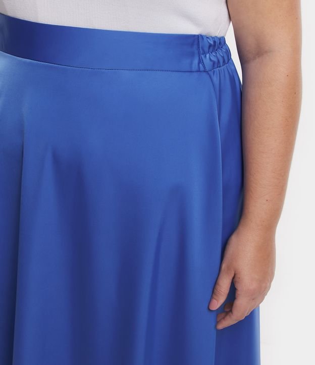 Saia Midi em Tecido Acetinado com Efeito Rodado Curve & Plus Size Azul 4