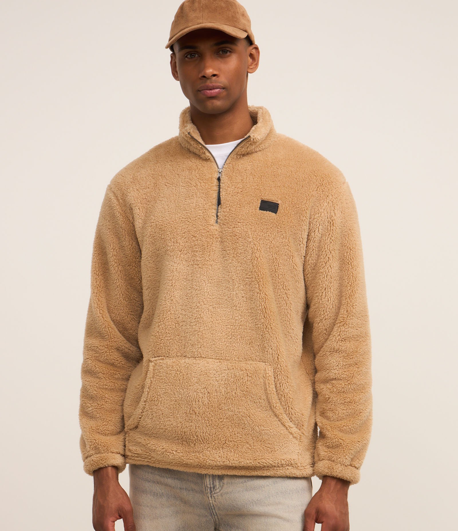 Blusão Peludinho com Zíper na Gola e Bolso Canguru 1