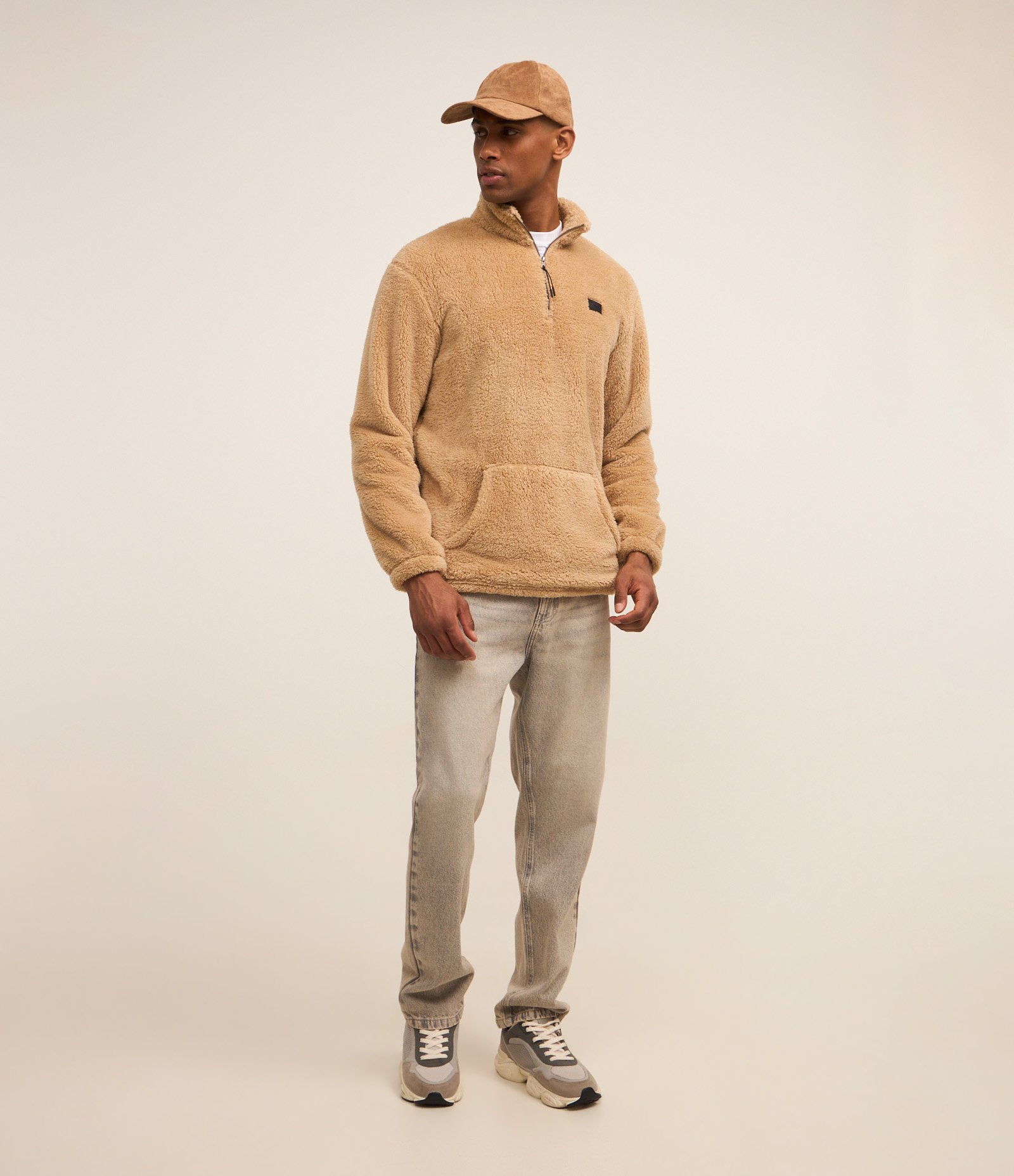 Blusão Peludinho com Zíper na Gola e Bolso Canguru 2