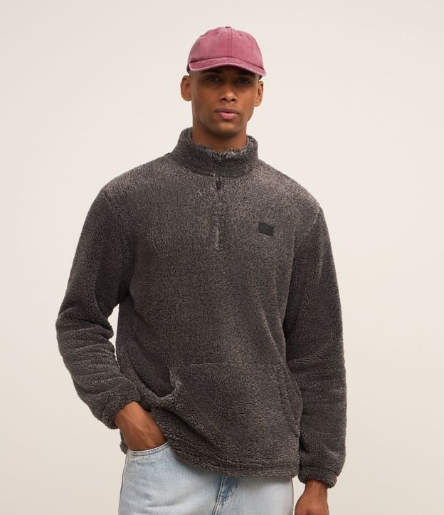 Blusão Peludinho com Zíper na Gola e Bolso Canguru