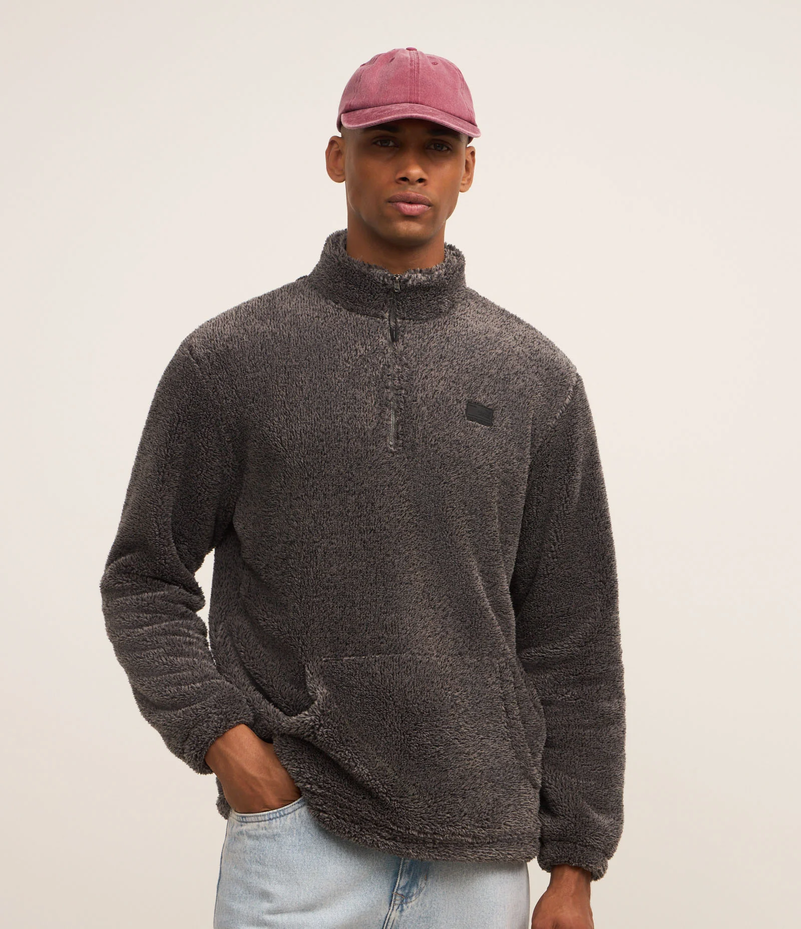 Blusão Peludinho com Zíper na Gola e Bolso Canguru Cinza 1