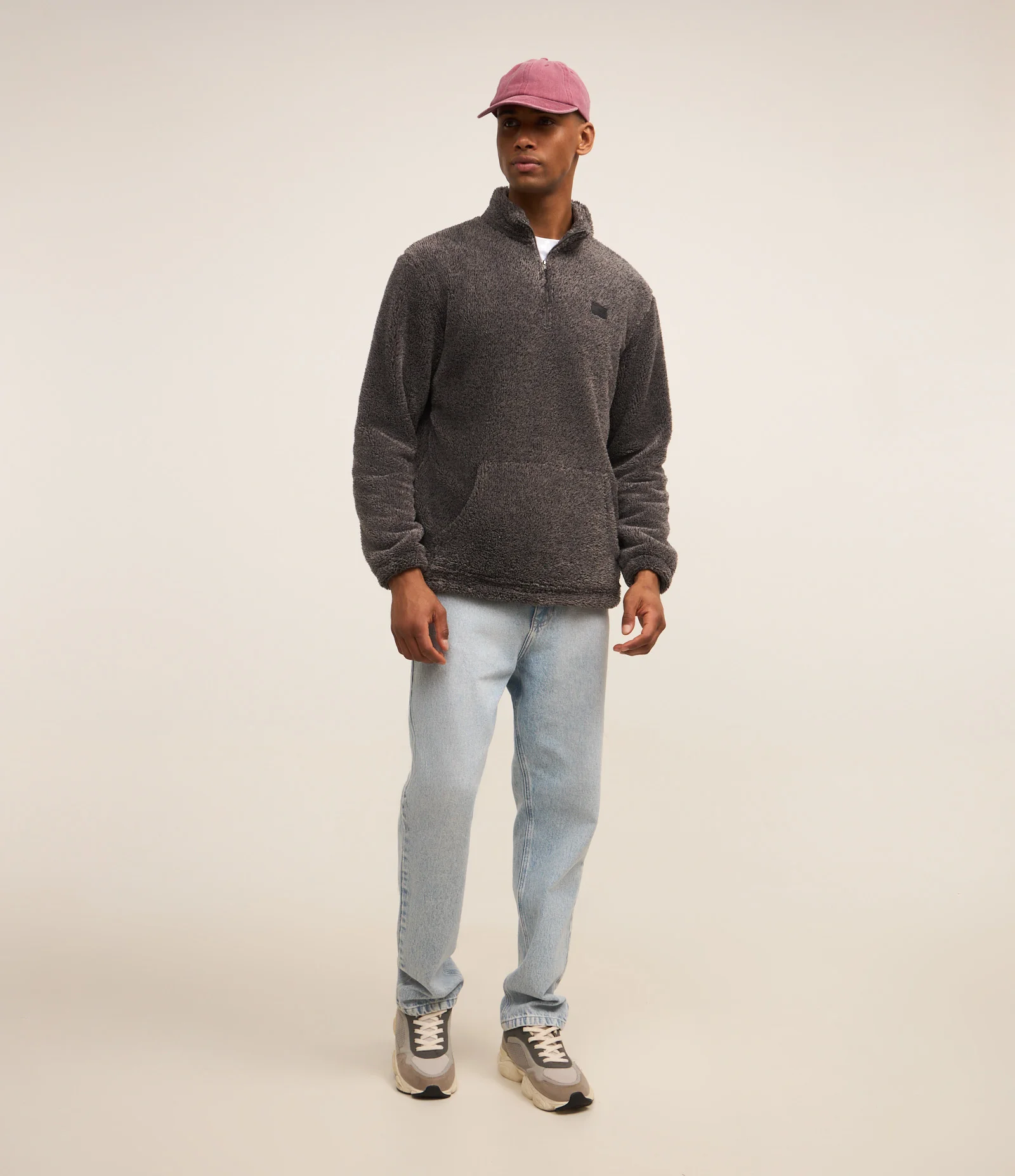 Blusão Peludinho com Zíper na Gola e Bolso Canguru Cinza 2