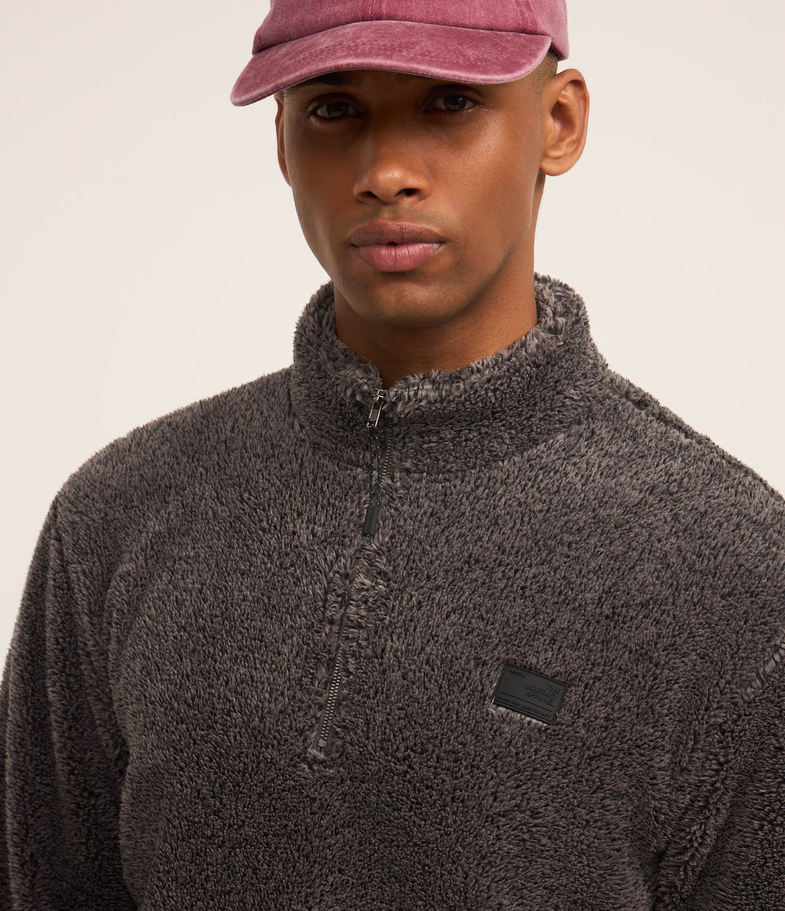 Blusão Peludinho com Zíper na Gola e Bolso Canguru Cinza 4