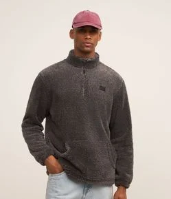 Blusão Peludinho com Zíper na Gola e Bolso Canguru