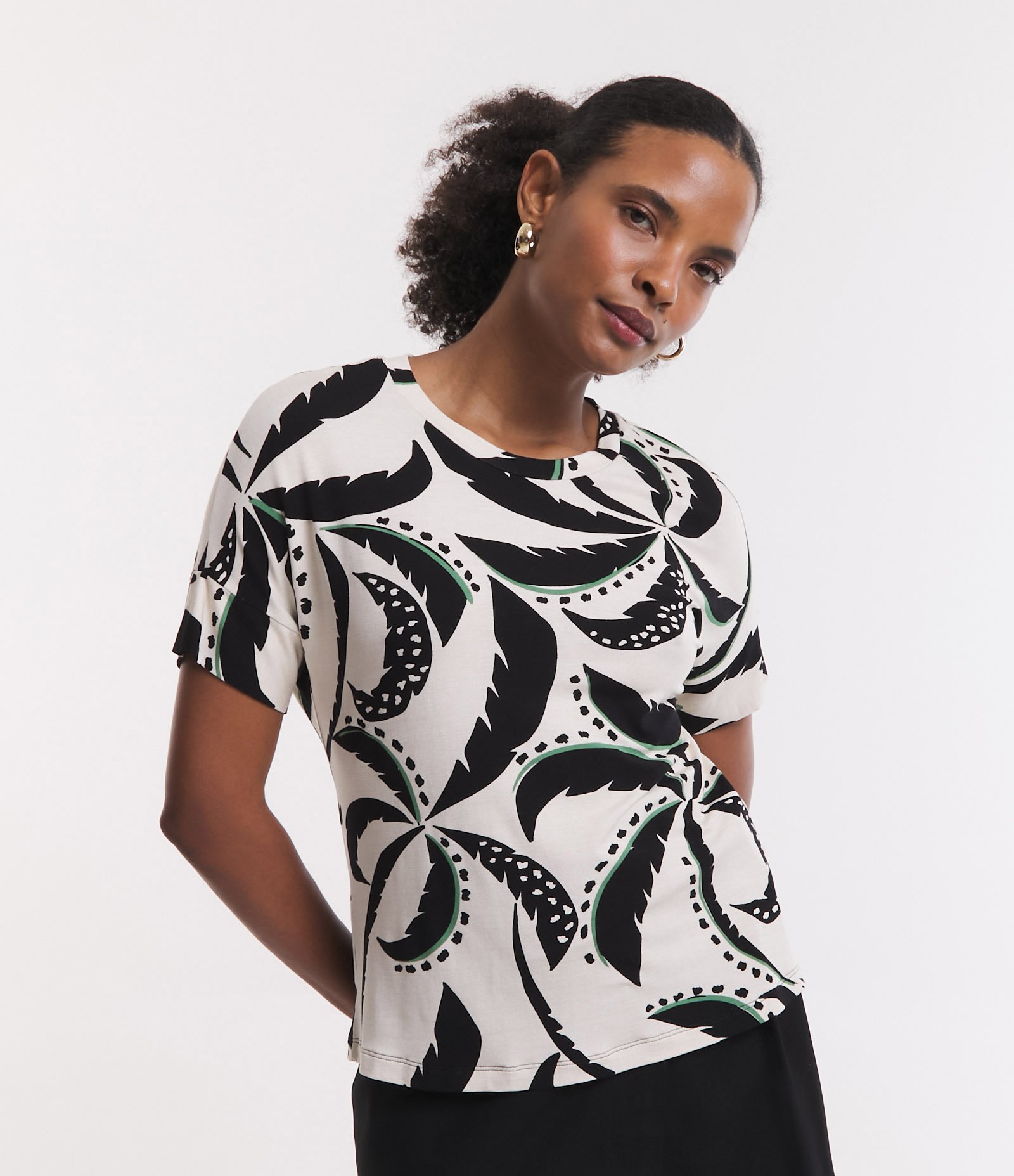 Camiseta Manga Curta em Viscose com Coqueiros Estampados Bege 1
