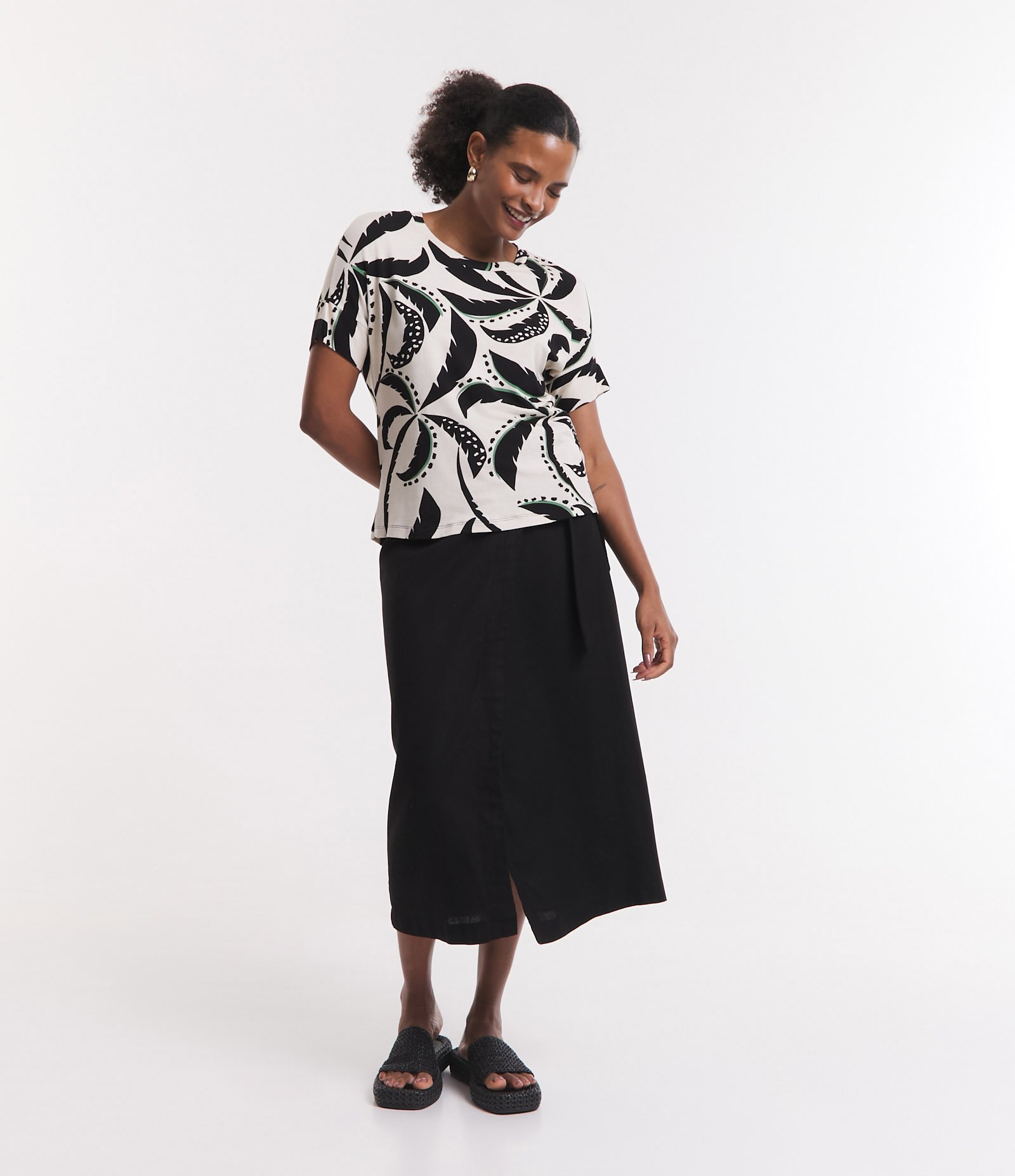 Camiseta Manga Curta em Viscose com Coqueiros Estampados Bege 2