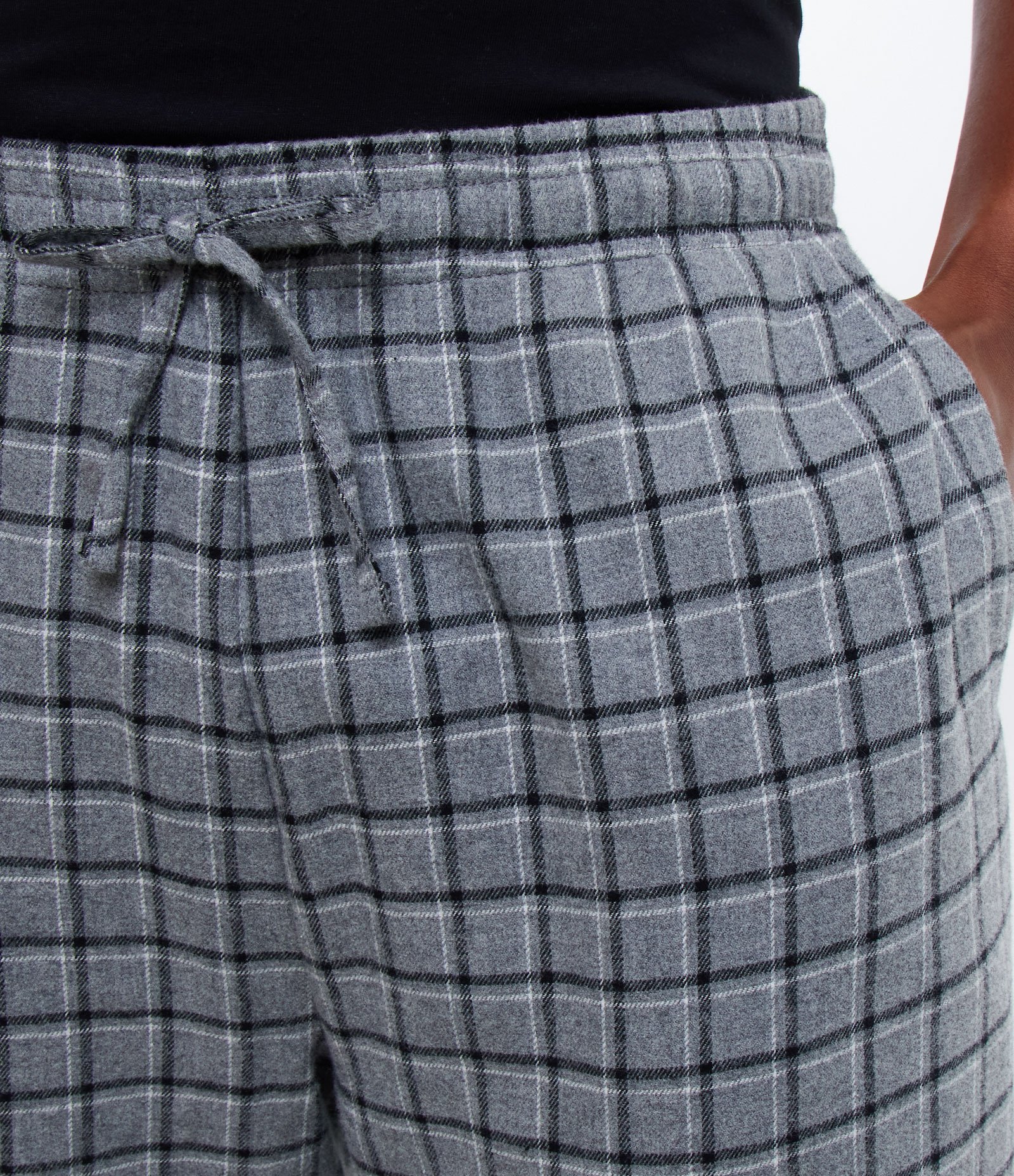 Calça de Pijama em Flanela Xadrez com Amarração Cinza 4