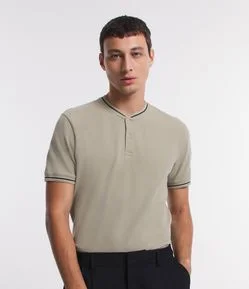 Polo Slim em Meia Malha com Botões na Gola e Frisos Contrastantes