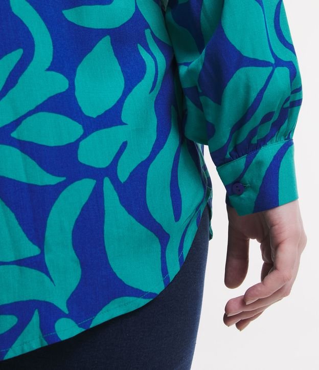 Camisa Bata em Viscose com Estampa Abstrata Curve & Plus Size Azul Turquesa/Azul Índigo 5