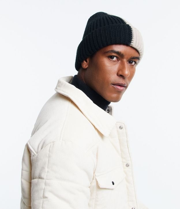 Gorro em Tricô Bicolor com Barra Dobrada