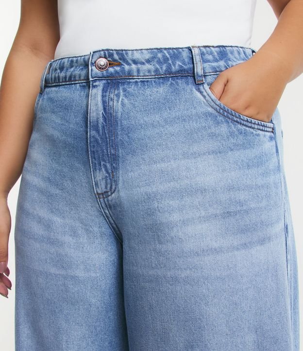 Calça Wide Leg Jeans com Bolsos Frontais Grandes e Abotoamento