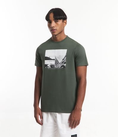 Camiseta Regular em Meia Malha com Estampa de Montanhas Menor preço em Camiseta Regular em Meia Malha com Estampa de Montanhas