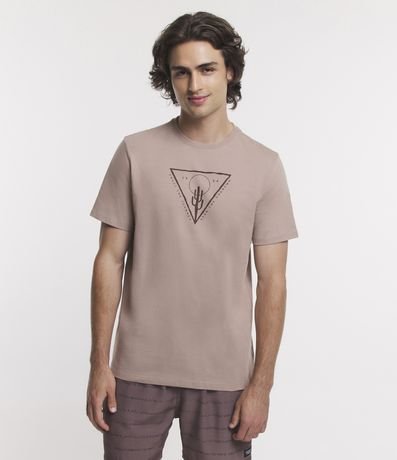 Camiseta Regular em Meia Malha com Estampa de Triângulo e Lettering Menor preço em Camiseta Regular em Meia Malha com Estampa de Triângulo e Lettering