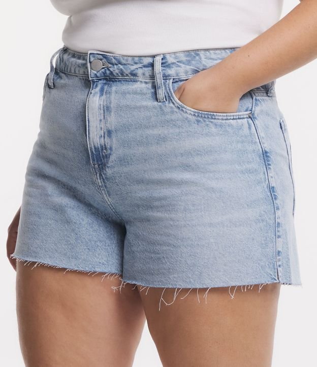 Short Mom Jeans com Recortes Deslocados nos Bolsos Traseiros Curve & Plus Size Azul 2