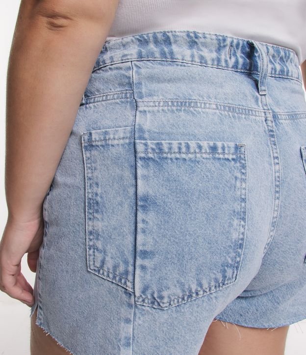 Short Mom Jeans com Recortes Deslocados nos Bolsos Traseiros Curve & Plus Size Azul 5