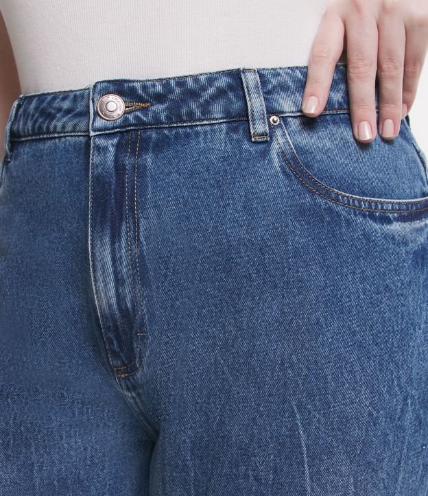 Calça Mom Cintura Média em Jeans Curve & Plus Size Azul 4