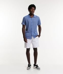 Bermuda Regular em Sarja Texturizada com Bolsos Embutidos