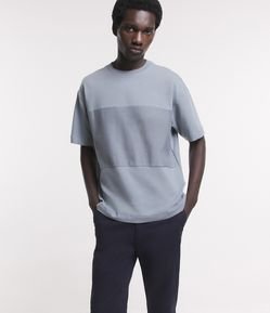 Camiseta Boxy em Algodão com Recorte Frontal