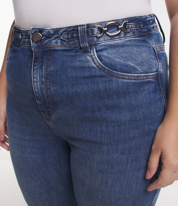 Calça Flare Jeans com Corrente Ônix no Cós e Cintura Média Curve & Plus Size Azul 4