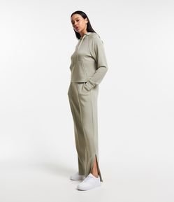 Calça Reta Esportiva em Meia Malha com Fenda Lateral