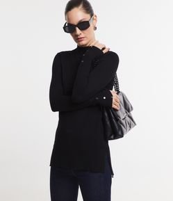 Suéter em Tricô com Gola Alta Texturizada com Botões no Punho