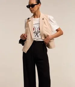 Calça Wide Leg Alfaiatada com Pregas e Detalhe no Passante