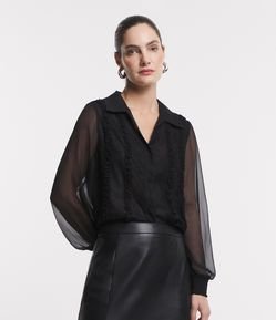 Camisa em Chiffon com Textura Rendada e Transparência