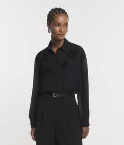 Camisa em Chiffon com Transparência e Aplicação de Flores 3D