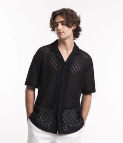 Camisa em Renda Texturizada e Manga Curta