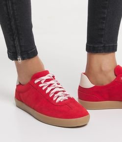 Tênis Street Caixa Baixa com Recortes e Cadarço Extra