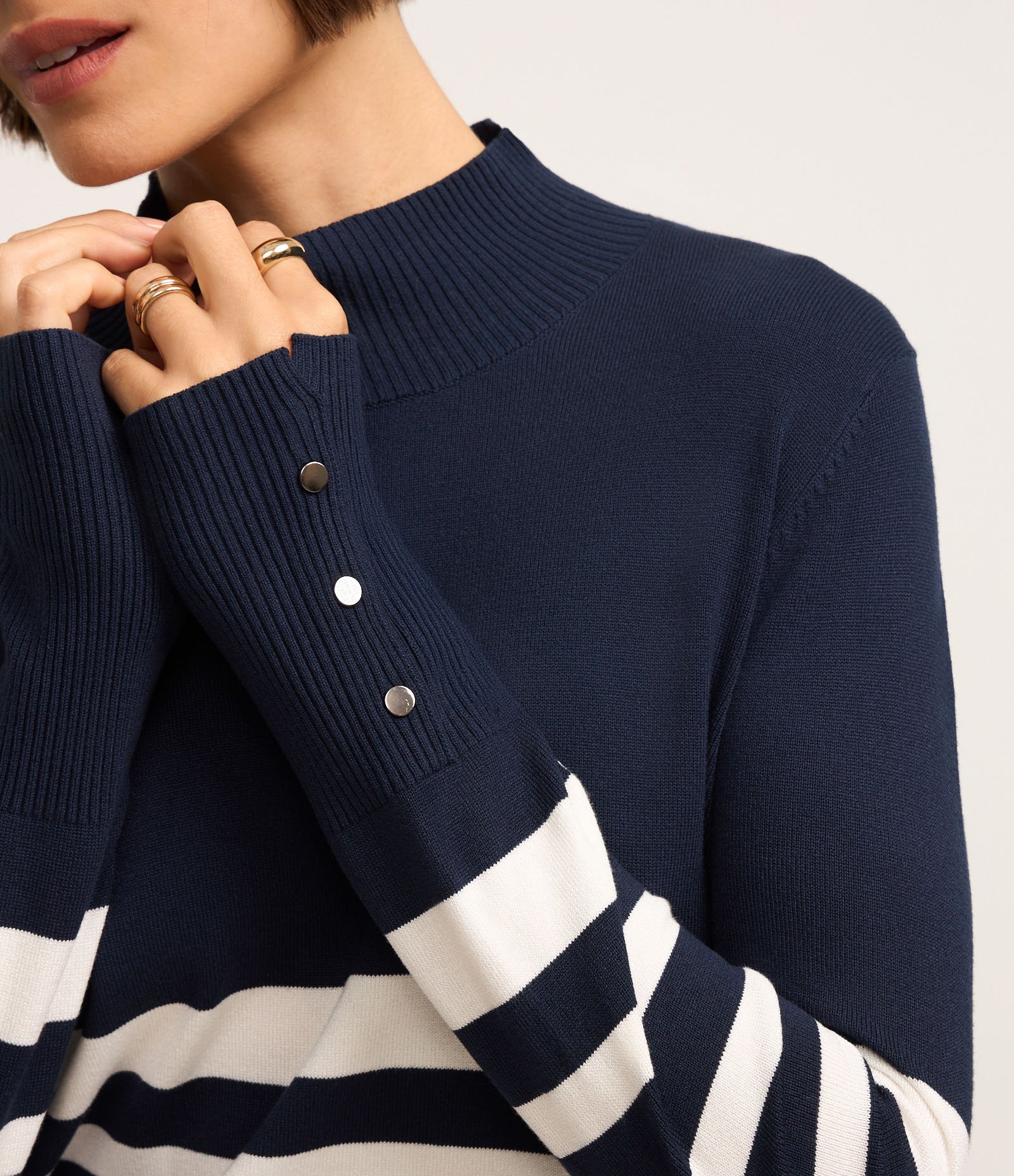 Blusa Alongada em Tricô com Ponto Diferenciado e Estampa Listrada Azul Marinho 3