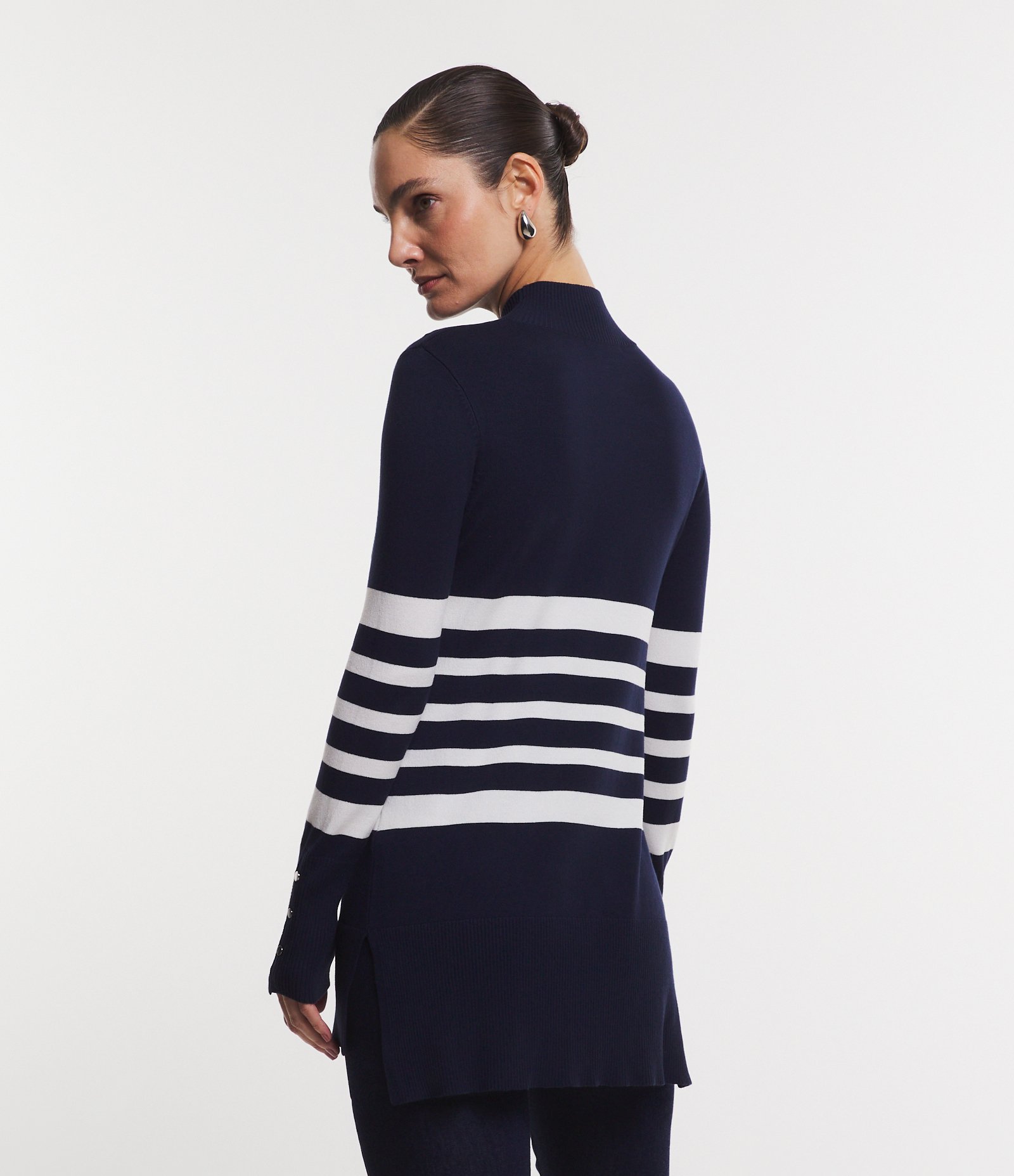 Blusa Alongada em Tricô com Ponto Diferenciado e Estampa Listrada Azul Marinho 4