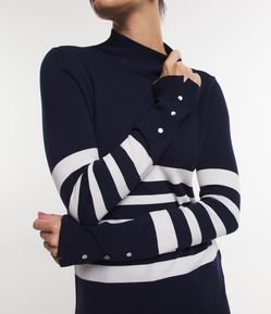 Blusa Alongada em Tricô com Ponto Diferenciado e Estampa Listrada