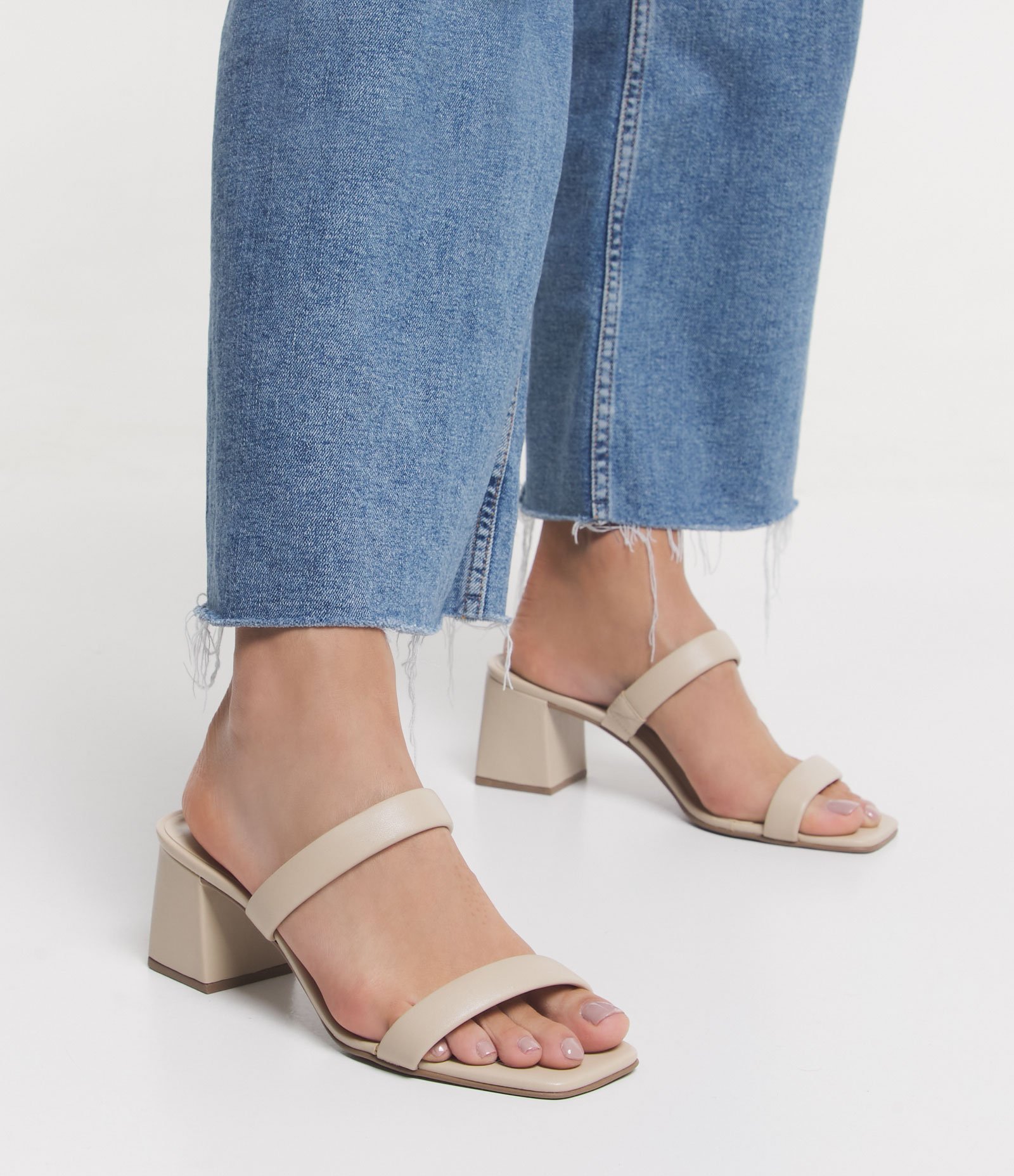 Sandália Mule com Bico Quadrado e Textura Croco 2