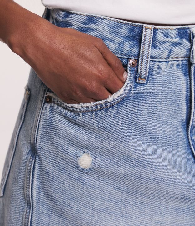Short Saia em Jeans com Puídos e Barra com Corte a Fio Azul 4