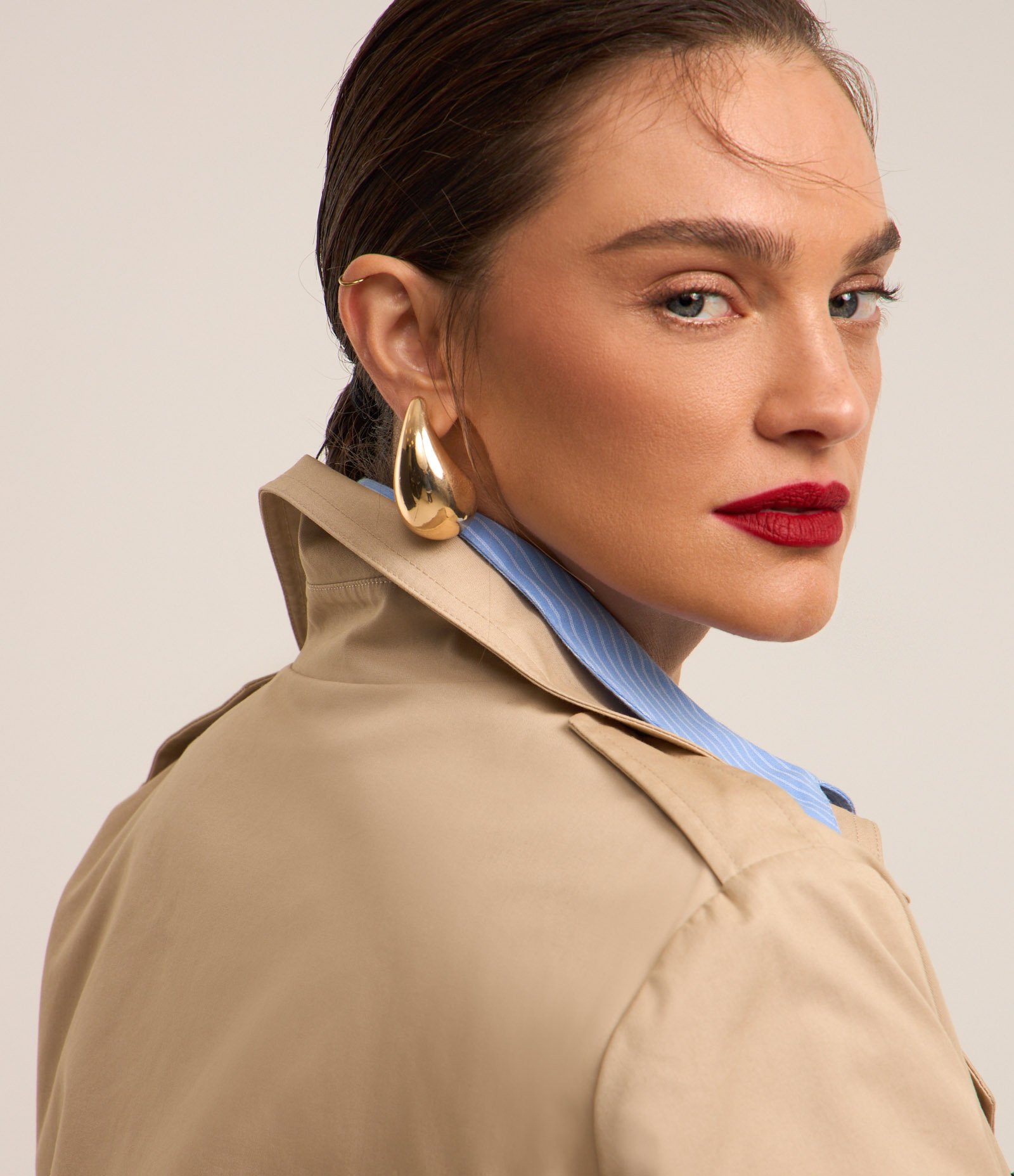 Casaco Trench Coat em Gabardine com Cinto Fivela na Cintura Bege 4