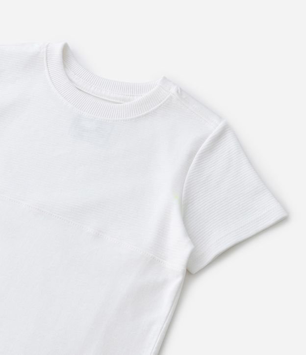 Camiseta Infantil com Recorte Texturizado e Etiqueta Aplicada na Barra - Tam 1 a 5 Anos Off White 5