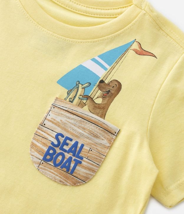 Camiseta Infantil com Estampa no Bolsinho de Foca - Tam 1 a 5 anos Amarelo 3