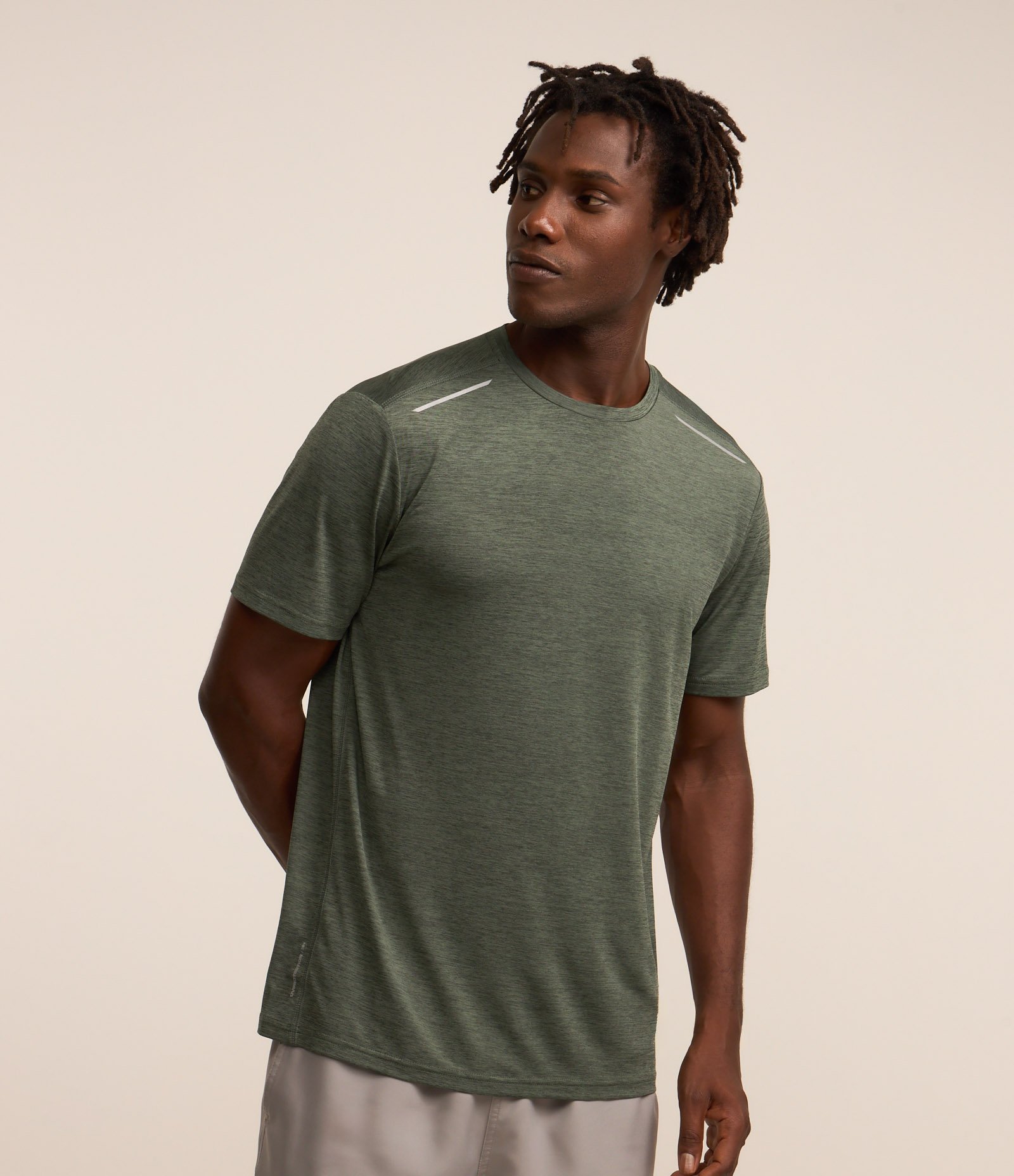 Camiseta Esportiva com Tecnologia Dry e Detalhes Refletivos Verde 1