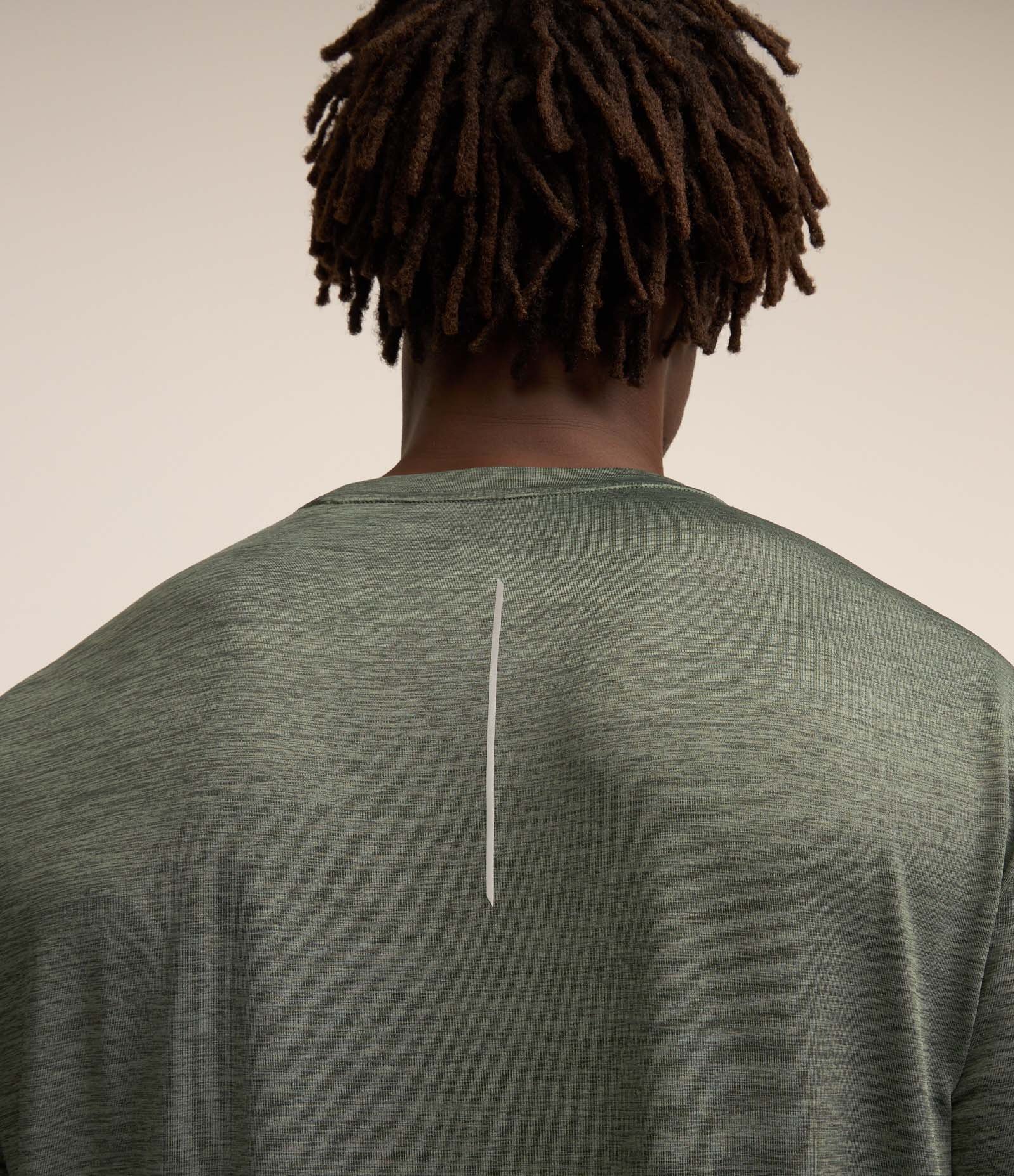 Camiseta Esportiva com Tecnologia Dry e Detalhes Refletivos Verde 3